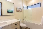 Lovely bathroom with shower/tub